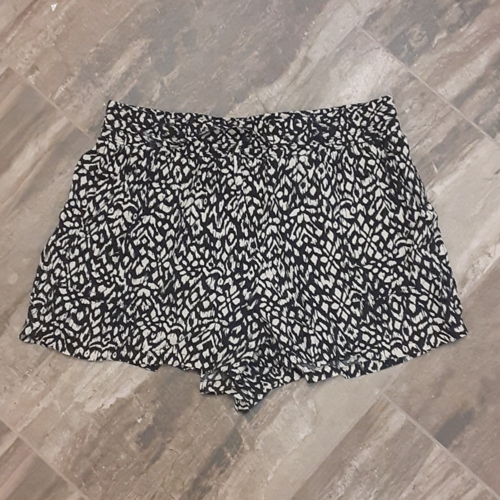 Joe B black and tan flowing shorts size large